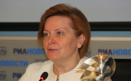 Наталья Комарова требует разобраться с жалобами жителей Югры из-за снижения зарплат на удалённой работе