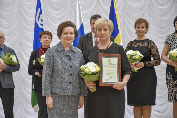 Наталья Комарова наградила медицинских работников Югры